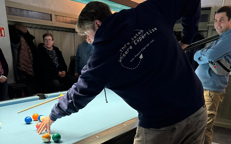 Michael Kösser beim Billard Spiel mit dem Team in Berlin.
