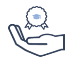 Offene Hand mit Abzeichen und Abschlussmütze als Symbol für Schulungsangebot.